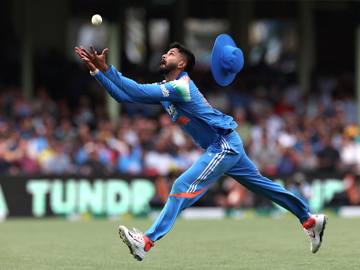 Shreyas Iyer taking a catch in which he was injured with a lacerated spleen5