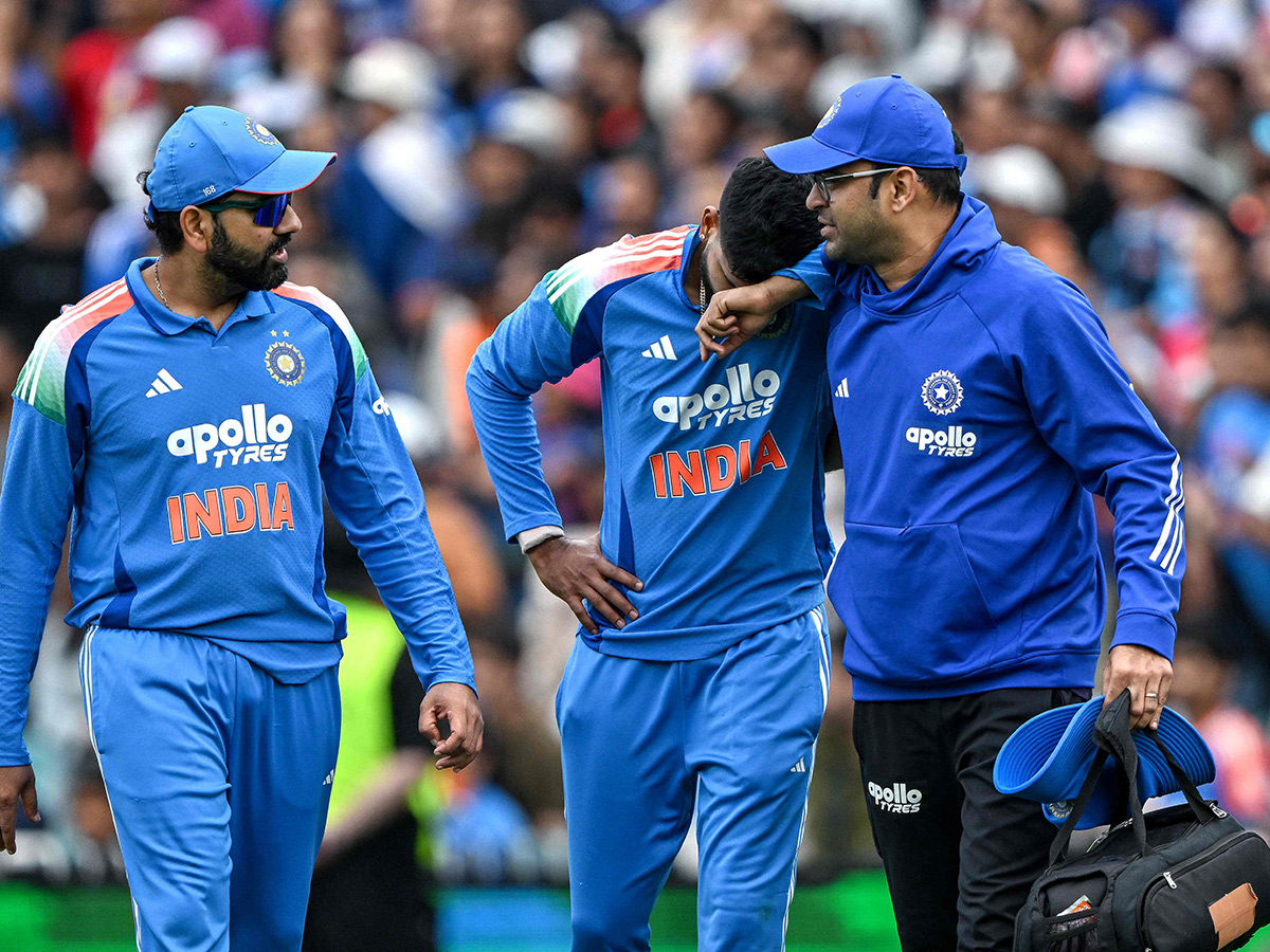 Shreyas Iyer taking a catch in which he was injured with a lacerated spleen6