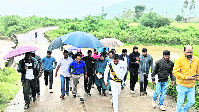 వరద ఉధృతి ఉంటే రాకపోకలు వద్దు1