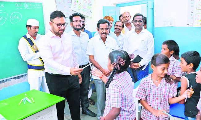 కలెక్టర్‌.. ఉపాధ్యాయుడిగా మారి1