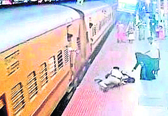 ప్రయాణికురాలిని కాపాడిన  ఆర్పీఎఫ్ కానిస్టేబుల్ 
1