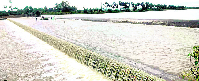 నిండుకుండల్లా.. ఆనకట్టలు1