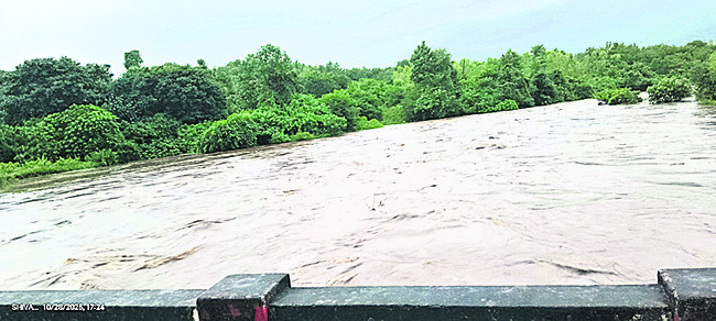 జలాశయాలకు పోటెత్తిన వరద 1