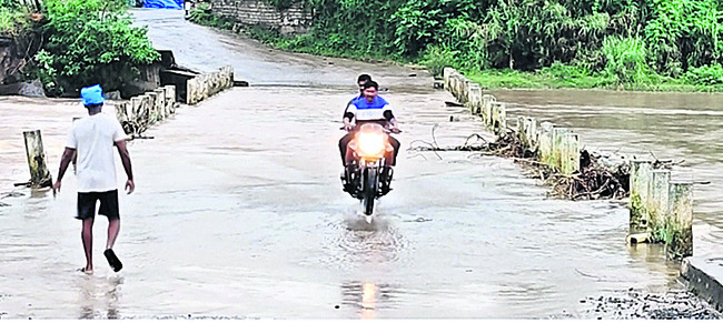 భయంభయంగా వాహన రాకపోకలు 1