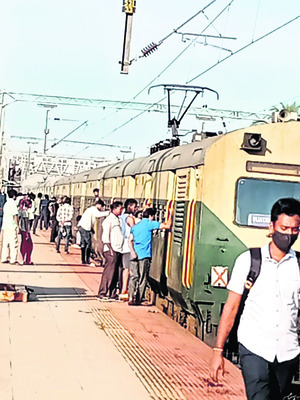 కుదించిన బోగీలు.. ప్రయాణికుల అగచాట్లు 1