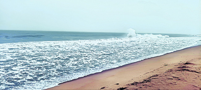 వణుకుతున్న తీర ప్రాంతవాసులు 
6