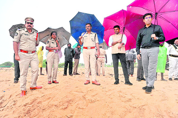 వణుకుతున్న తీర ప్రాంతవాసులు 
1