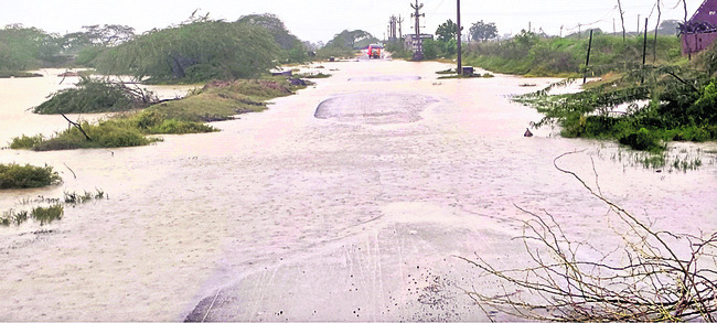 వణుకుతున్న తీర ప్రాంతవాసులు 
7