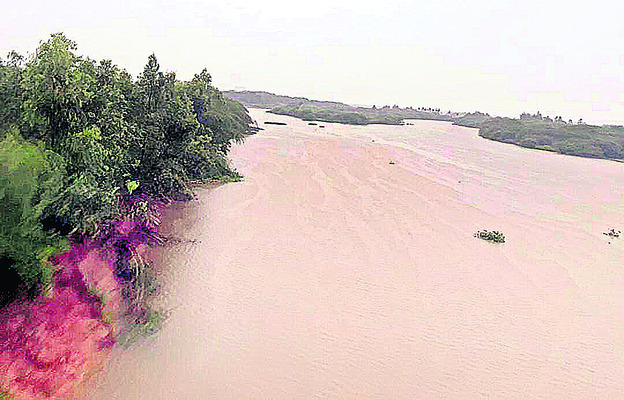 వణుకుతున్న తీర ప్రాంతవాసులు 
3