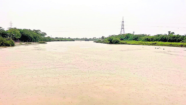 వణుకుతున్న తీర ప్రాంతవాసులు 
2