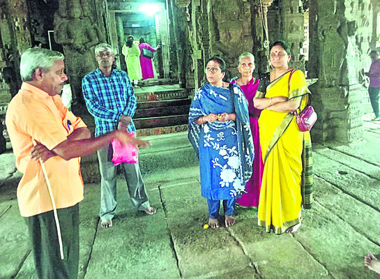 వీరభద్రుని సేవలో కర్ణాటక ఆర్టీఐ కమిషనర్ 1