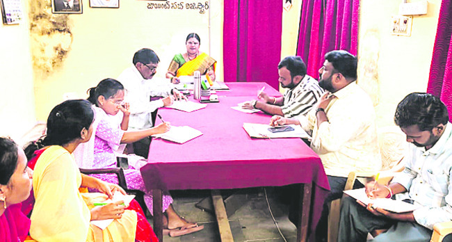 పెండింగ్ సమస్యలపై దృష్టి పెట్టండి: మెదక్ ఆర్డీఓ  2