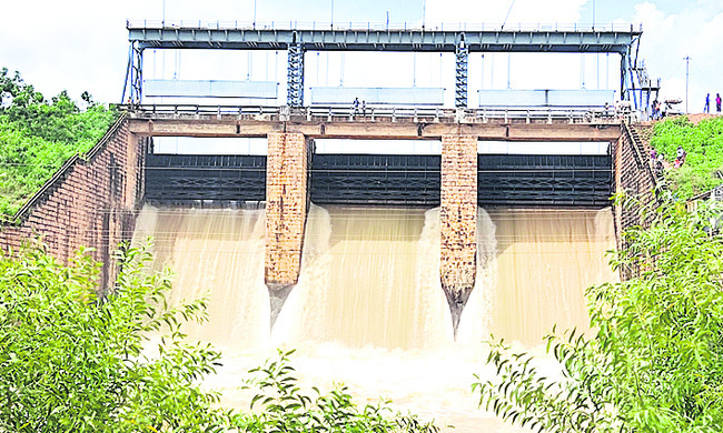 హడలెత్తించిన మోంథా4