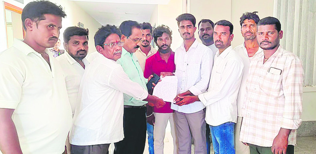 పెండింగ్‌ సమస్యలపై దృష్టి పెట్టండి: మెదక్‌ ఆర్డీఓ  1