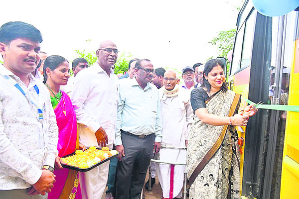 దివ్యాంగులకు సేవలు  అభినందనీయం
1