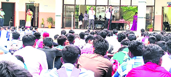 వైద్యులు సమయపాలన పాటించాలి1