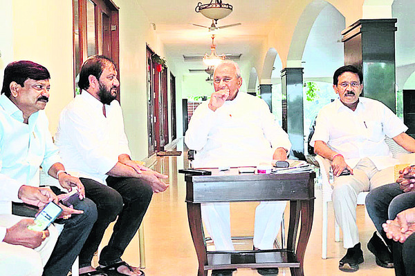 మేకపాటితో ప్రసన్న మర్యాద పూర్వక భేటీ 
1