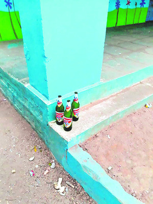 పాఠశాలే పానశాలగా..! 1