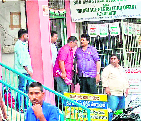 త్రుటిలో తప్పిన ప్రమాదం 1