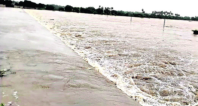 వణుకుతున్న తీర ప్రాంతవాసులు 
8