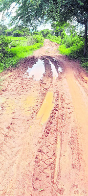 అడుగుకో గుంత.. గజానికో గొయ్యి 1