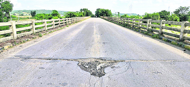 గుంతల దారి1