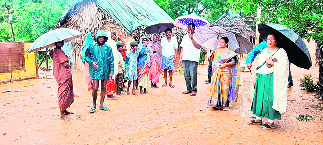 వణుకుతున్న తీర ప్రాంతవాసులు 
11