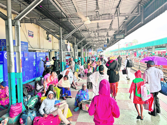 వణుకుతున్న తీర ప్రాంతవాసులు 
4