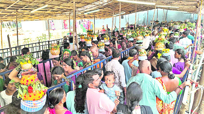 బద్దిపోచమ్మకు బోనం
2