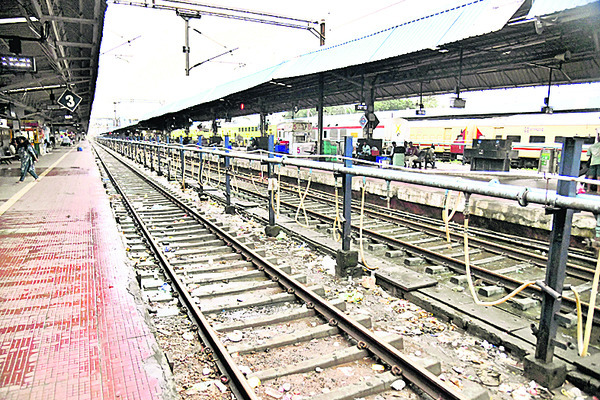 బోసిపోయిన రైల్వేస్టేషన్ 1