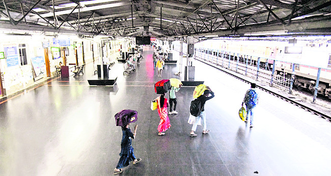 బోసిపోయిన రైల్వేస్టేషన్ 1