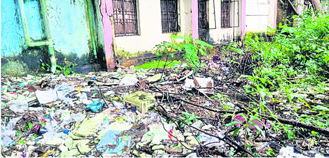 కంపుకొడుతున్న కలెక్టరేట్ 1