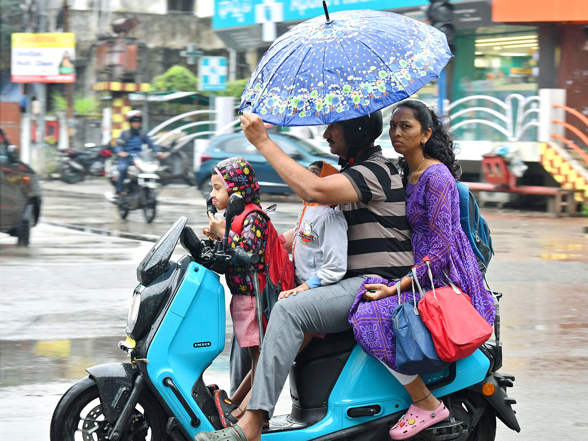 Hyderabad: Heavy Rain lashes in Various places of City Photos3