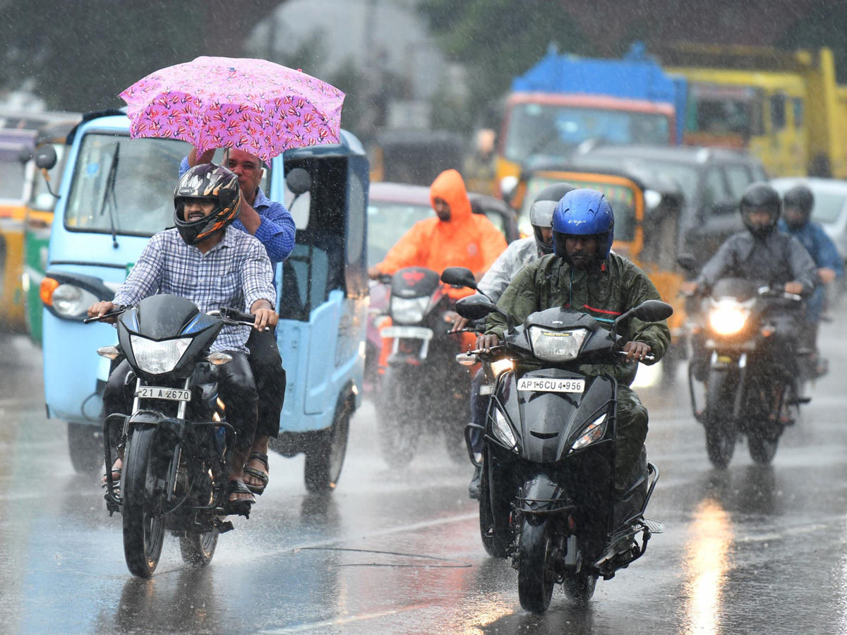 Hyderabad: Heavy Rain lashes in Various places of City Photos12