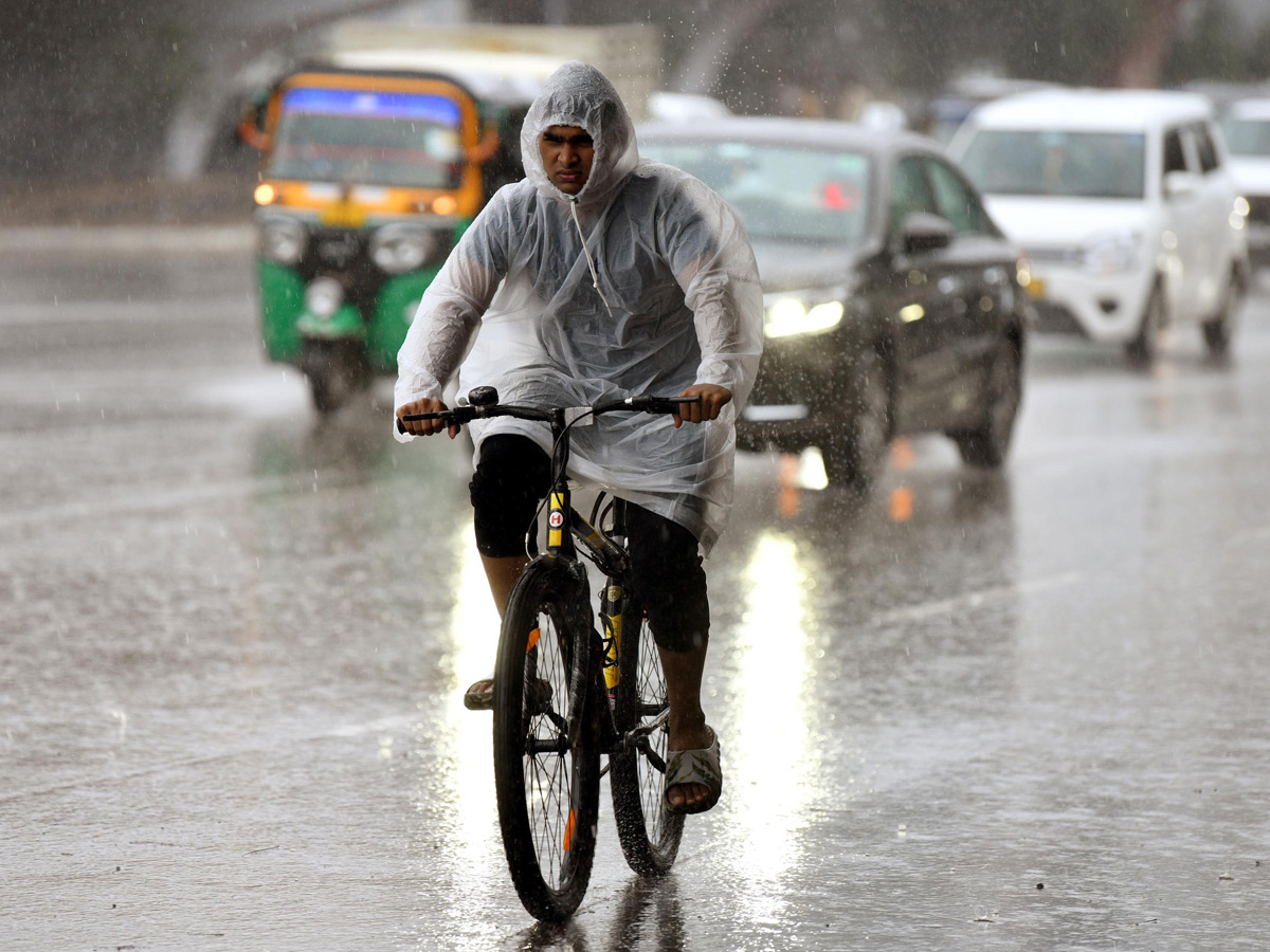 Hyderabad: Heavy Rain lashes in Various places of City Photos13