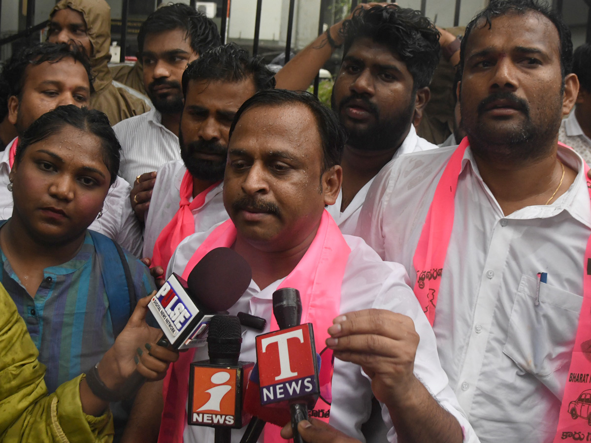 Hyderabad: Heavy Rain lashes in Various places of City Photos15