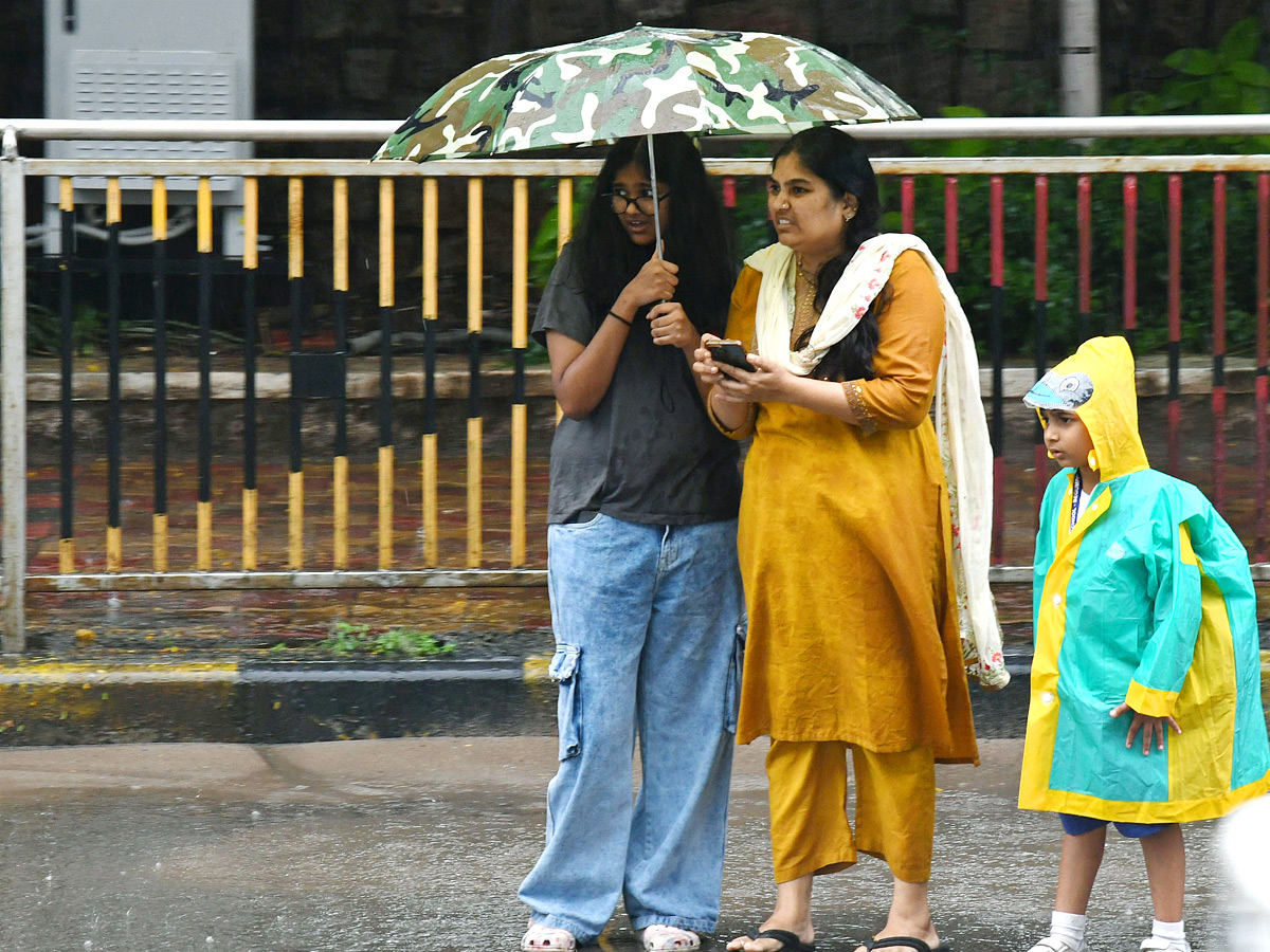 Hyderabad: Heavy Rain lashes in Various places of City Photos17