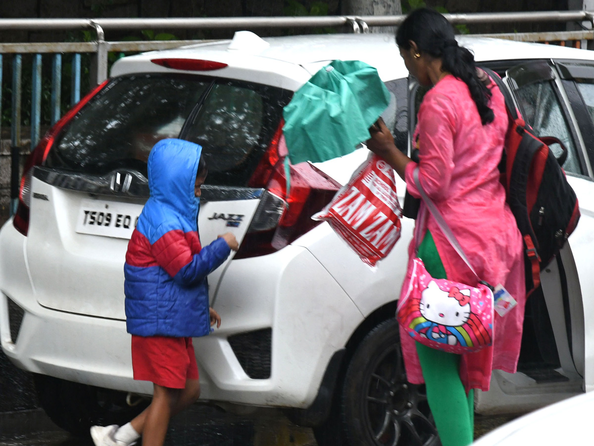 Hyderabad: Heavy Rain lashes in Various places of City Photos18