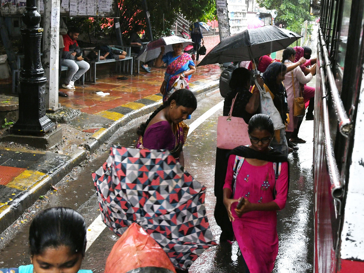 Hyderabad: Heavy Rain lashes in Various places of City Photos19