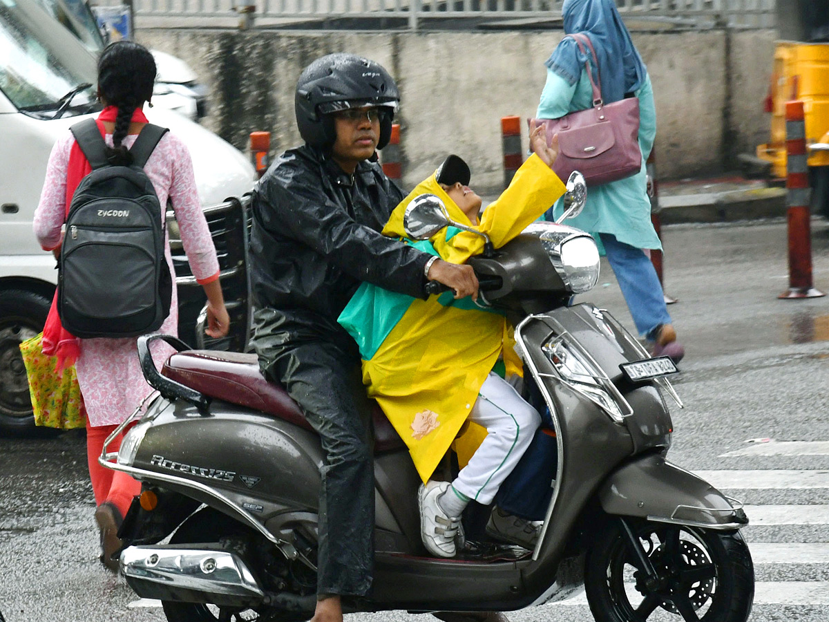 Hyderabad: Heavy Rain lashes in Various places of City Photos20