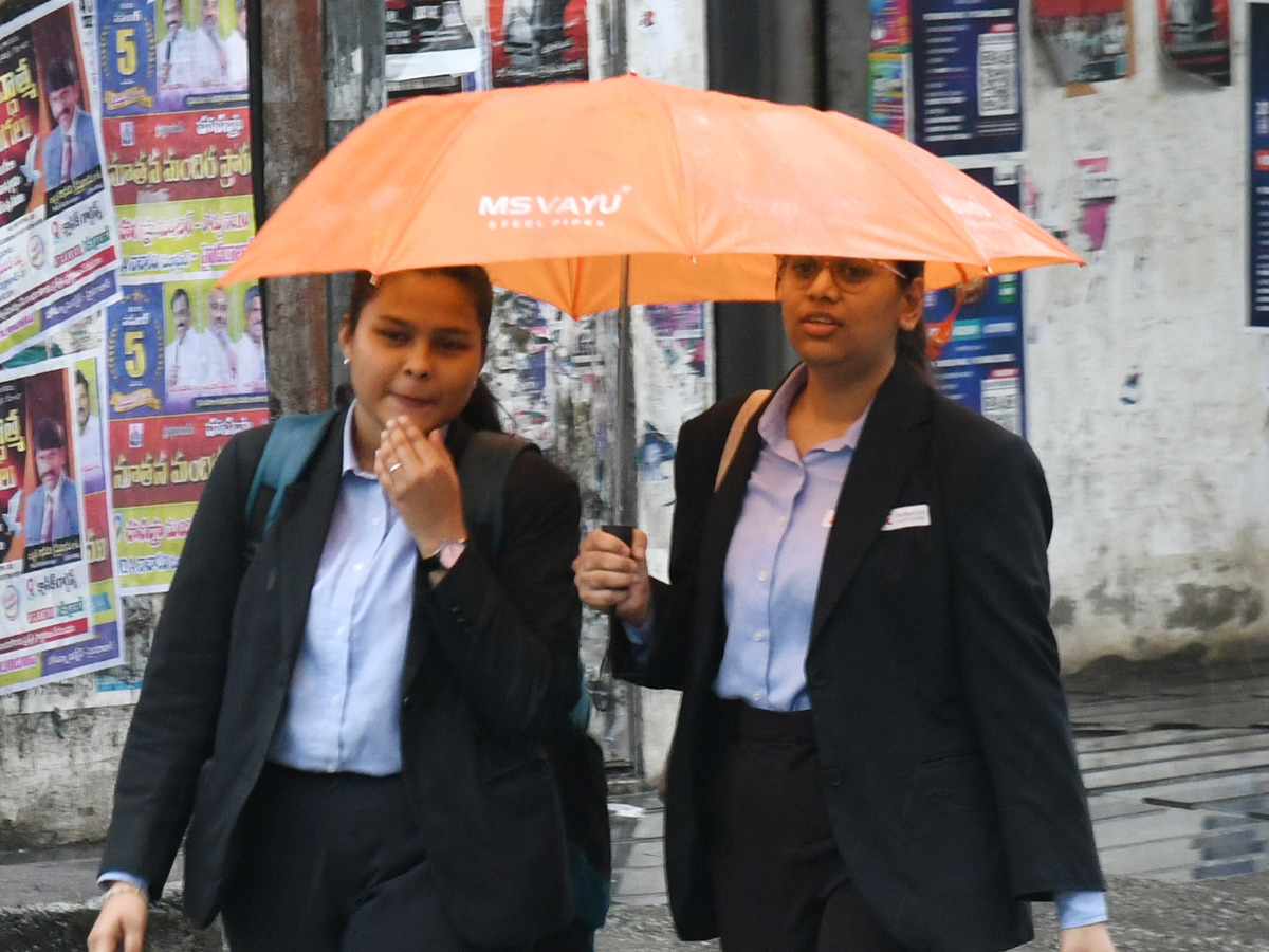 Hyderabad: Heavy Rain lashes in Various places of City Photos21