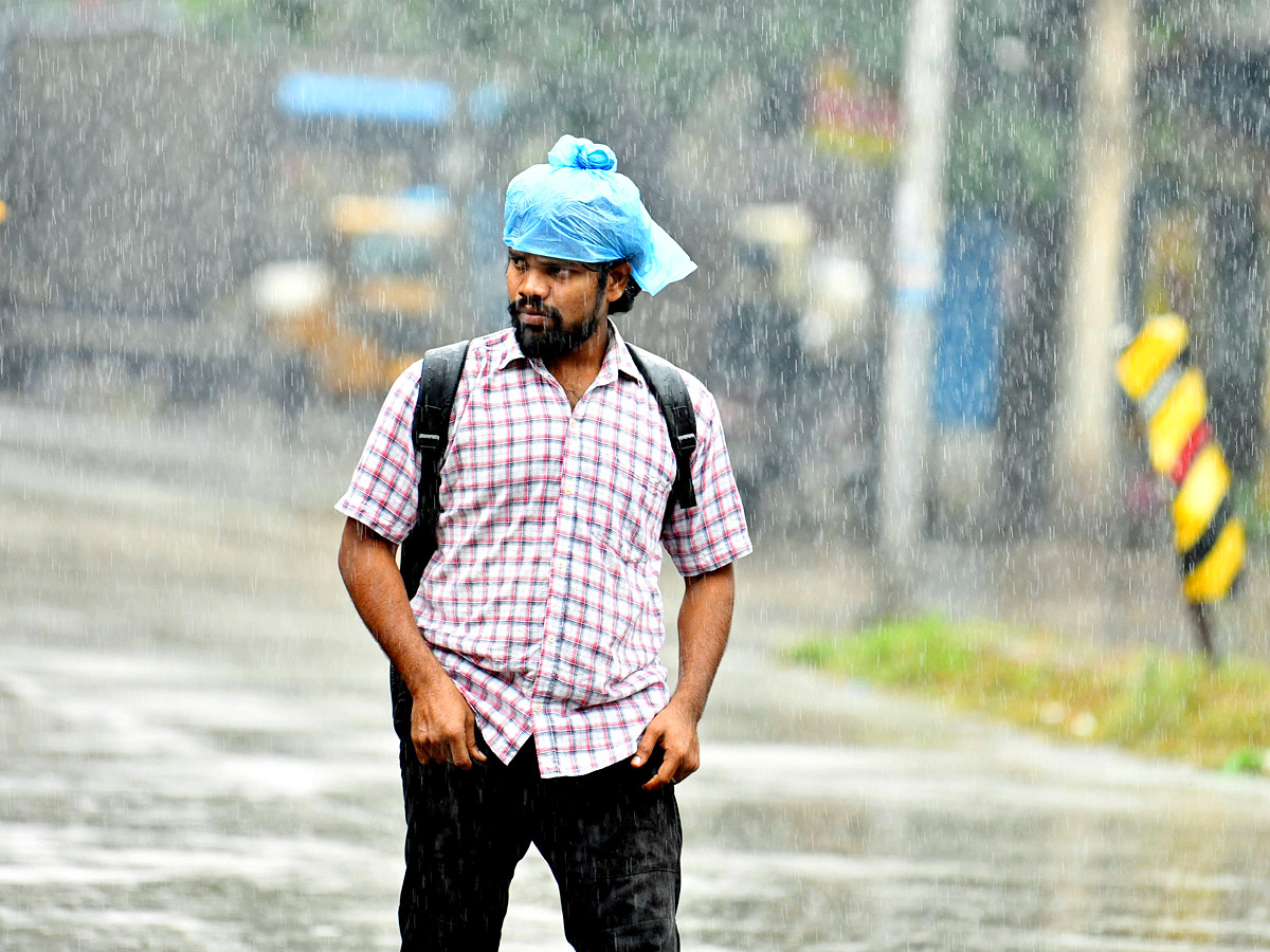 Hyderabad: Heavy Rain lashes in Various places of City Photos4
