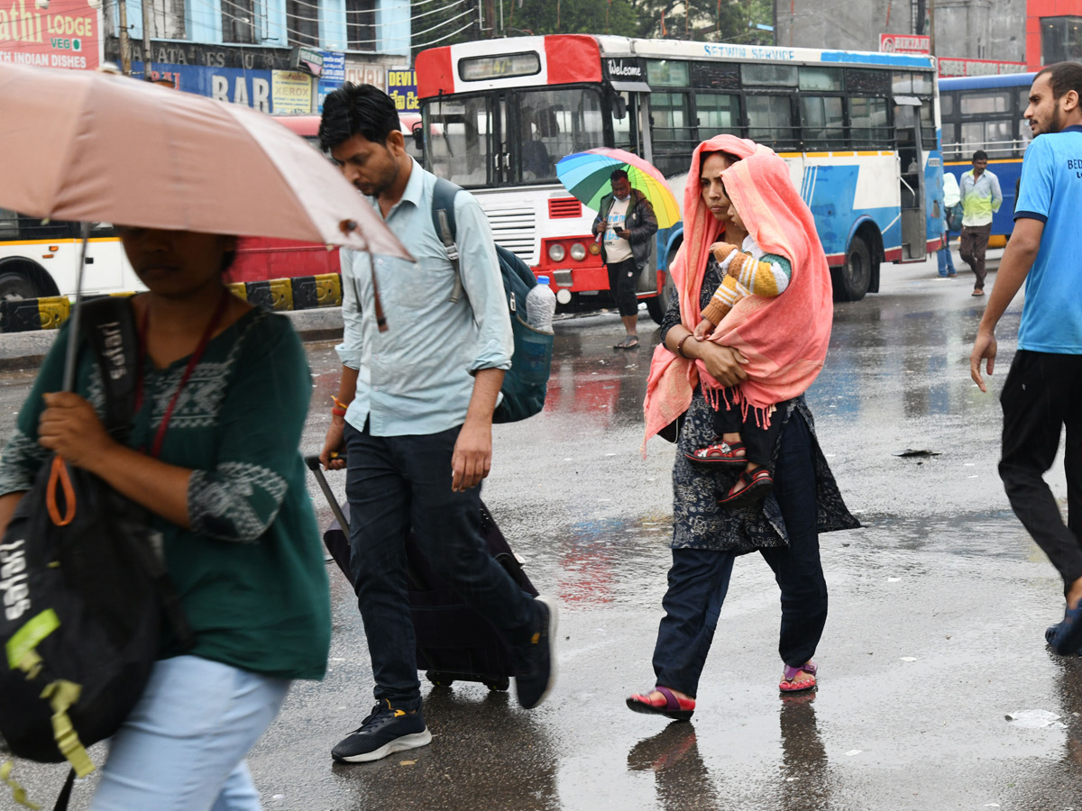Hyderabad: Heavy Rain lashes in Various places of City Photos22