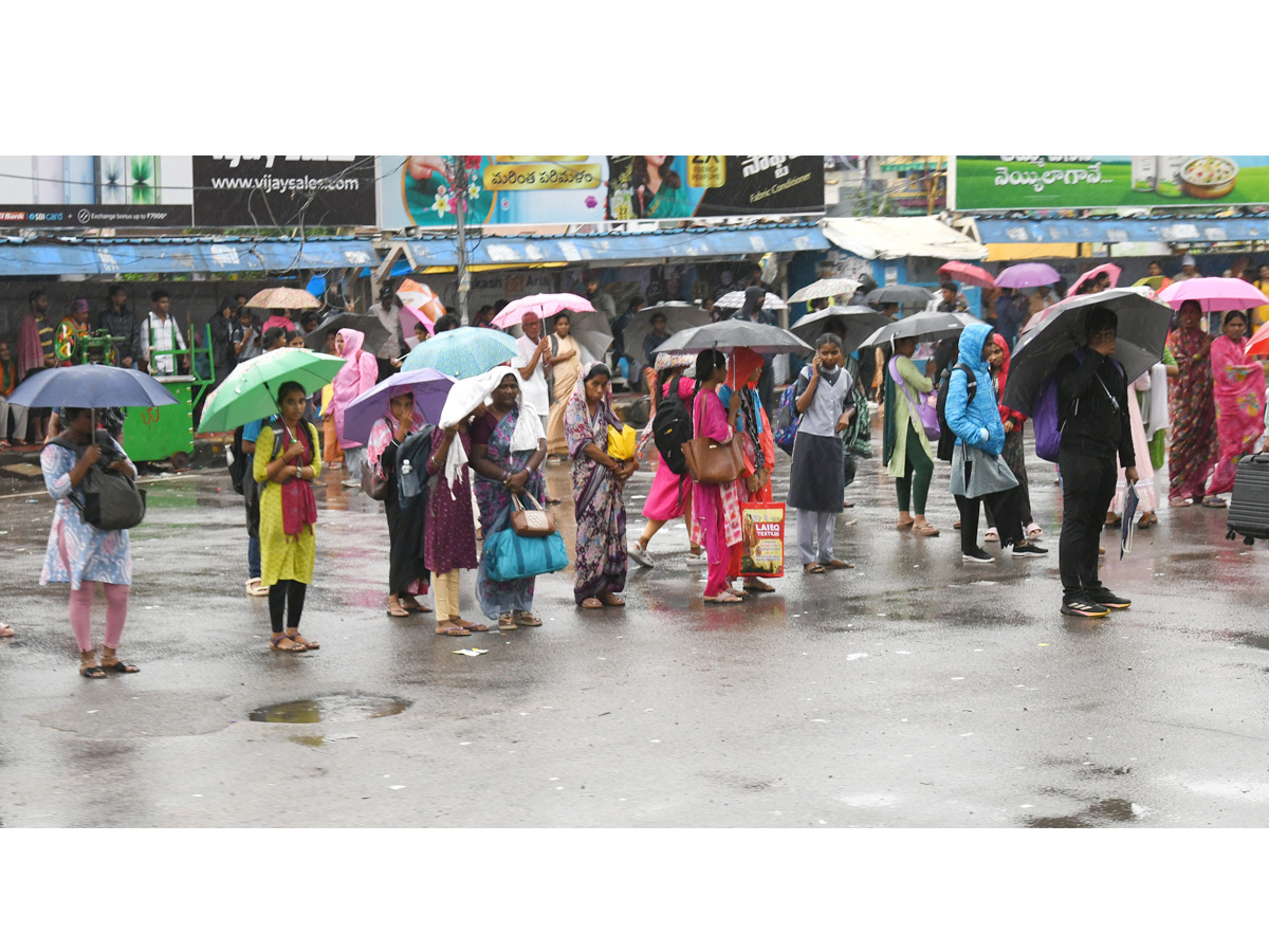 Hyderabad: Heavy Rain lashes in Various places of City Photos23