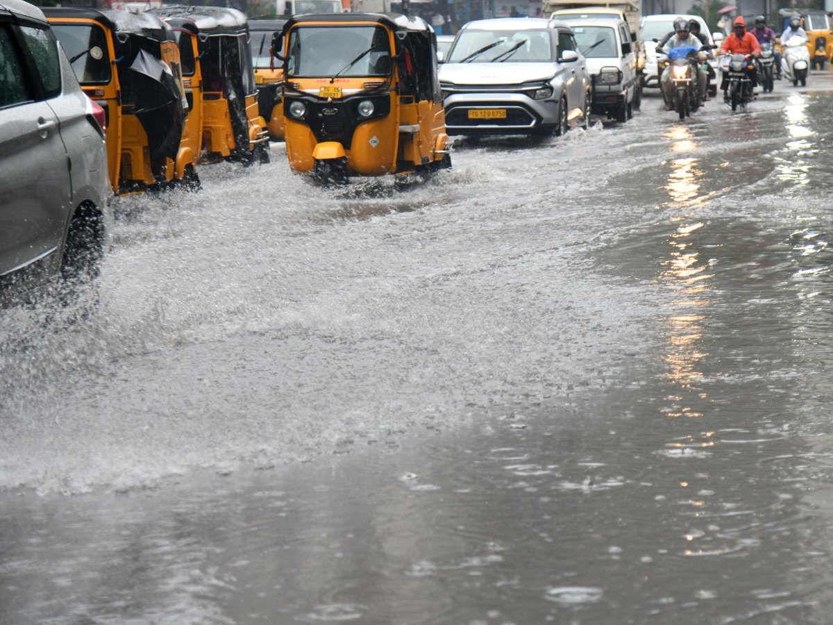 Hyderabad: Heavy Rain lashes in Various places of City Photos26