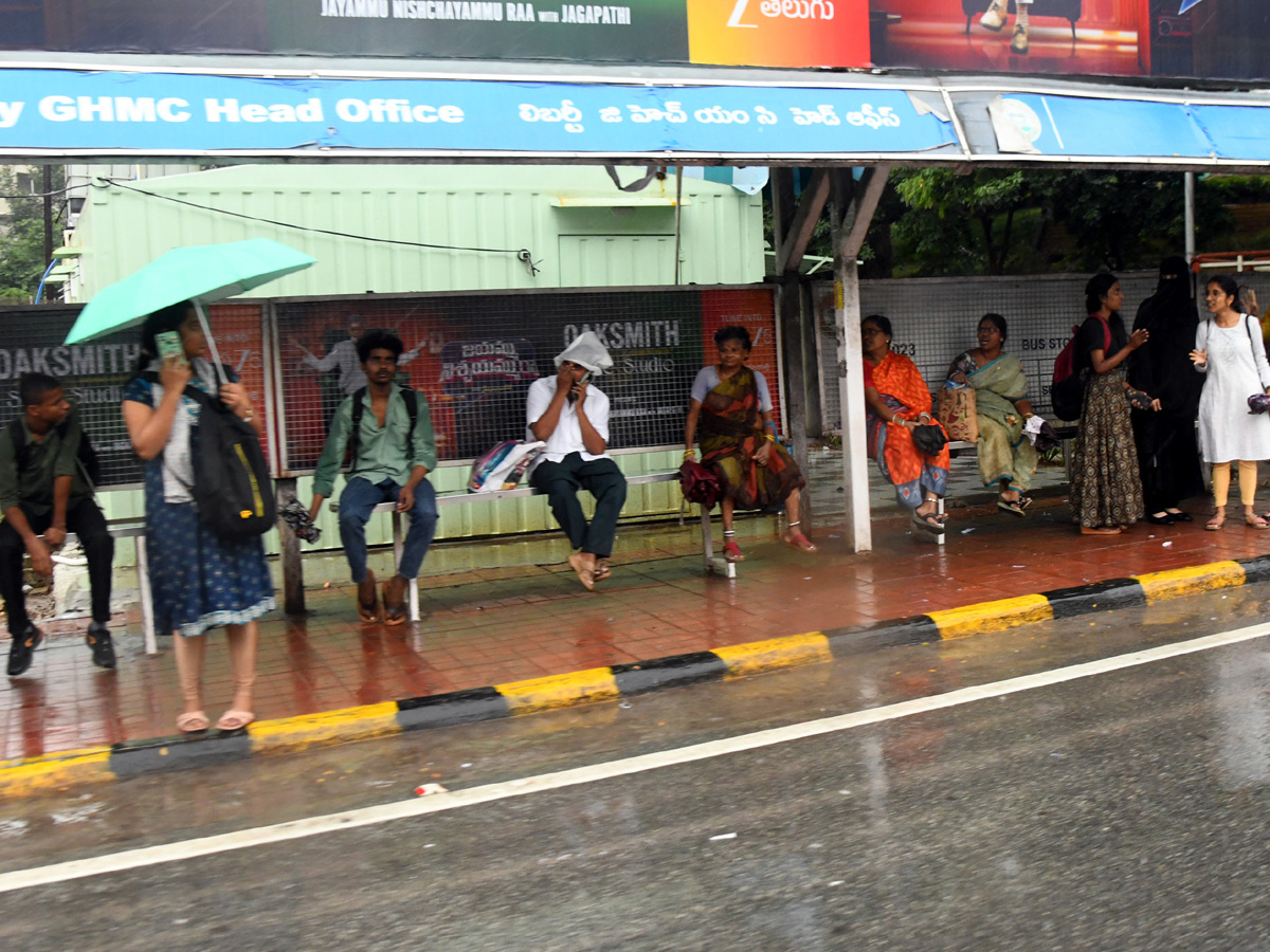 Hyderabad: Heavy Rain lashes in Various places of City Photos27