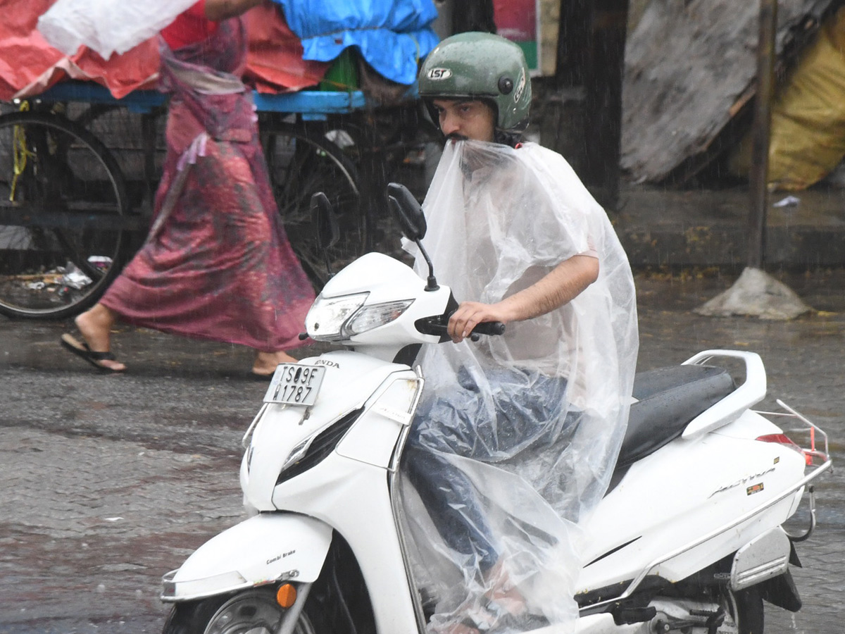 Hyderabad: Heavy Rain lashes in Various places of City Photos28