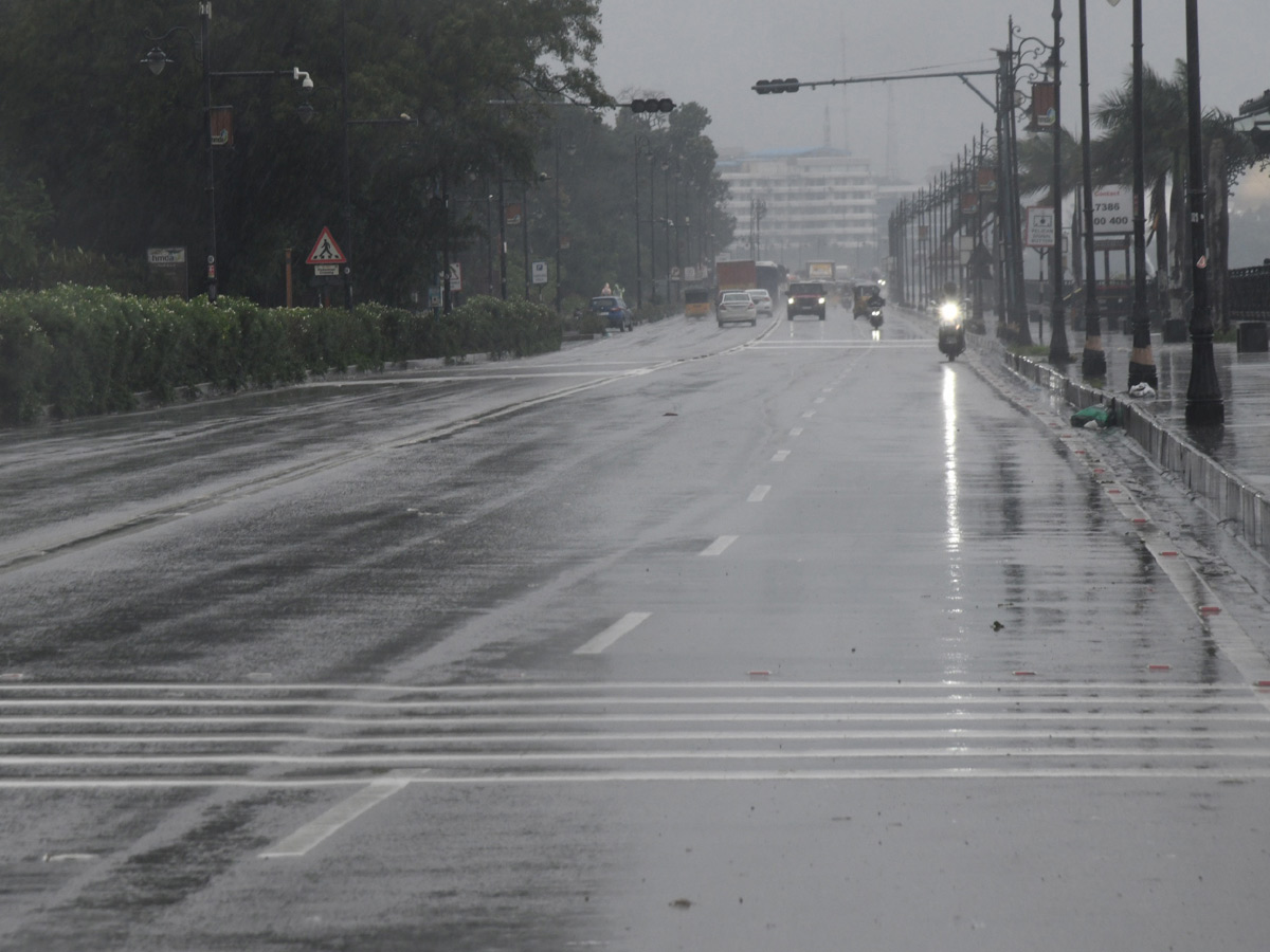 Hyderabad: Heavy Rain lashes in Various places of City Photos29