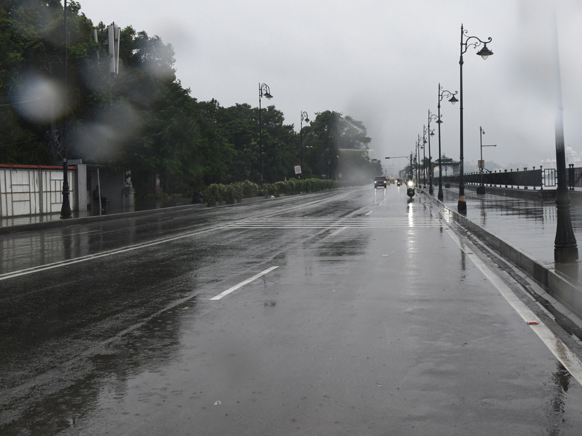 Hyderabad: Heavy Rain lashes in Various places of City Photos30