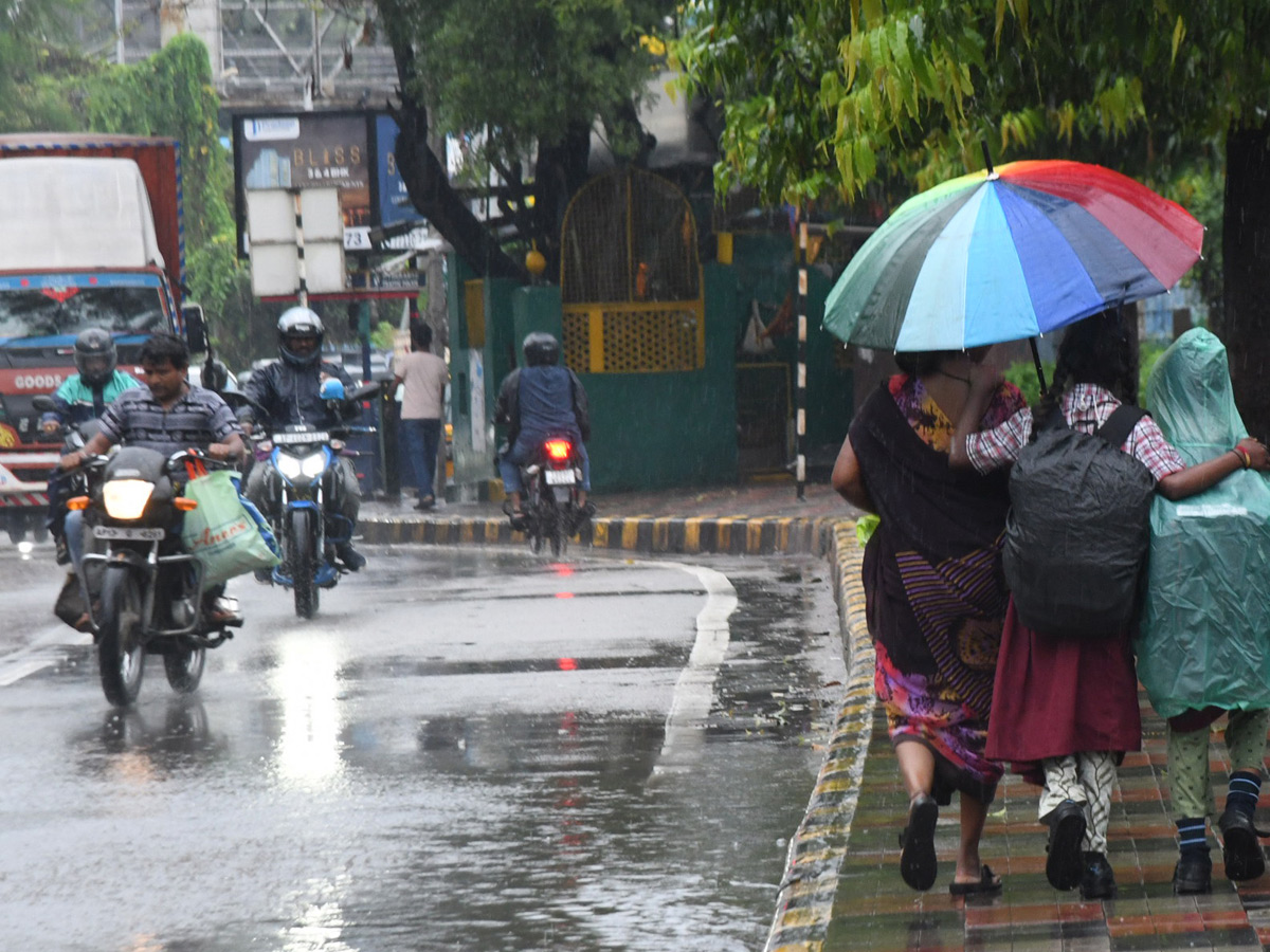 Hyderabad: Heavy Rain lashes in Various places of City Photos31